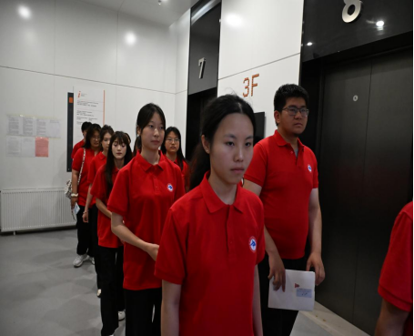 图4 师生有序参观进场