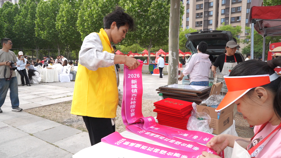 图片：志愿者在活动现场1